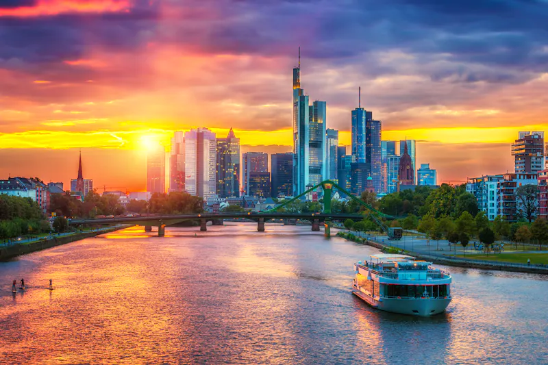 Flusskreuzfahrtschiff in Frankfurt am Main - &copy;Sergey Borisov - stock.adobe.com