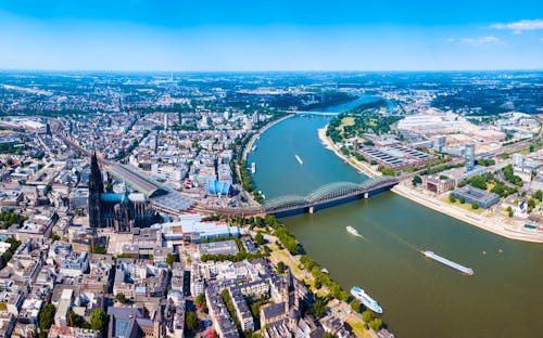 Köln und Kölner Dom am Rhein &ndash; &copy; saiko3p - stock.adobe.com