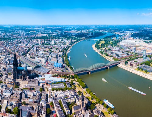 Köln und Kölner Dom am Rhein – © saiko3p - stock.adobe.com