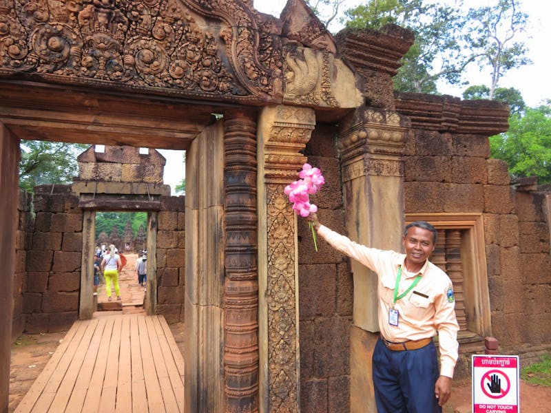 Führung im Banteay Srei Tempel - ©Julian Bartsch - Eberhardt TRAVEL