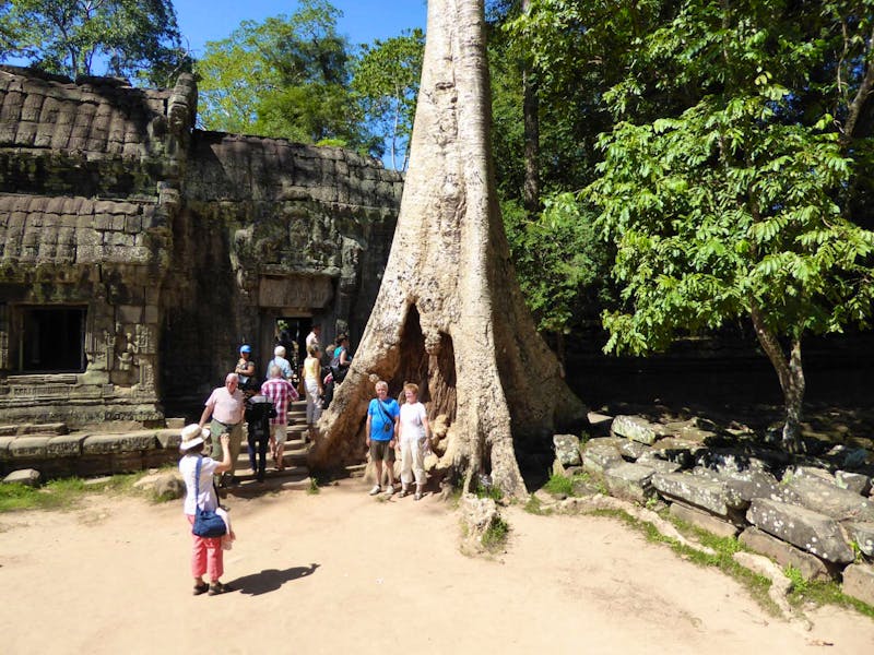 Führung im Banteay Srei Tempel - ©Sabine Letzybyll - Eberhardt TRAVEL
