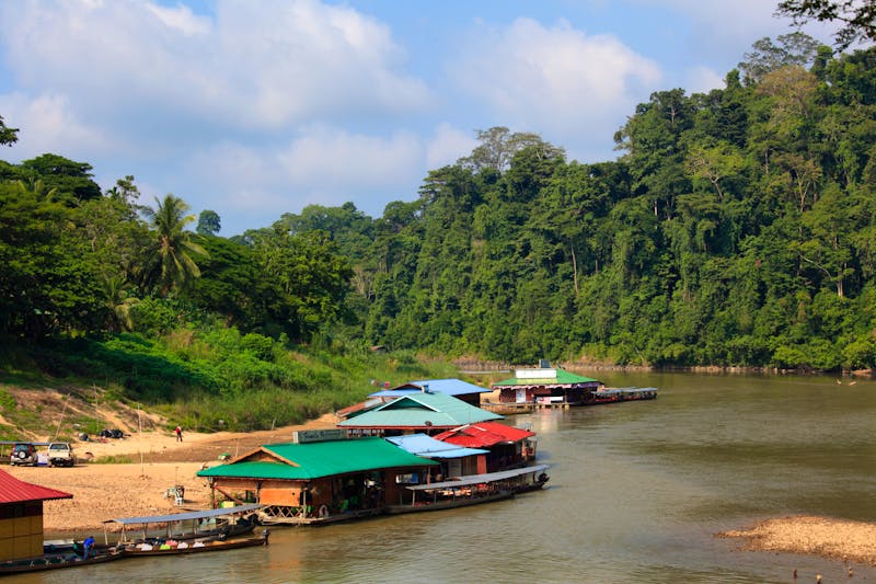 Dorf am Kinabatangan Fluss - Region Sabah auf Borneo - ©Massimo Pizzotti - stock.adobe.com
