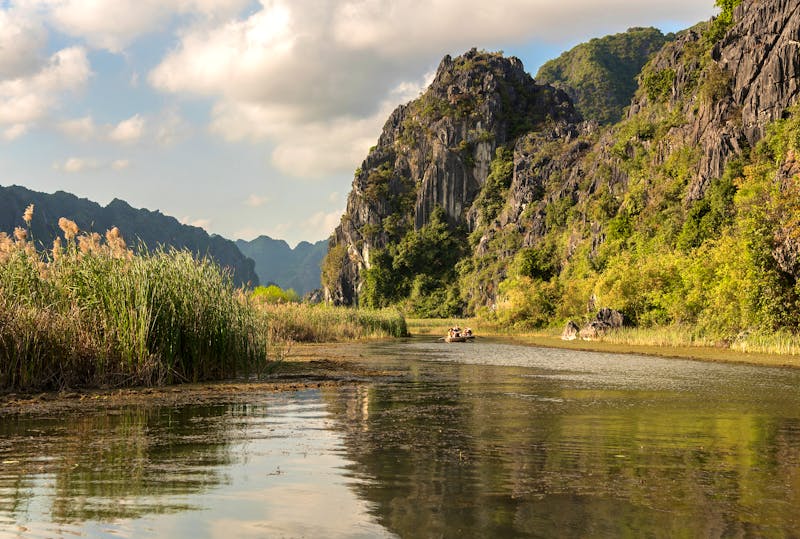 Bootsfahrt in der in der trockenen Halong-Bucht - ©Udo Weber - stock.adobe.com