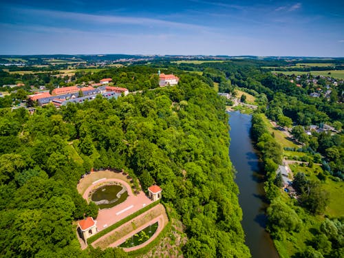 Schloss Lichtenwalde bei Chemnitz - Bilck auf Schloss, Park und das Zschopautal &ndash; &copy; Chemnitz von oben  - stock.adobe