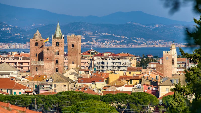 Albenga mit Blick auf die Kathedrale - ©Fabio Lotti - stock.adobe.com