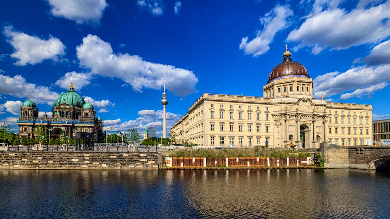 Berliner Schloss mit dem Humboldt Forum sowie Blick auf Spree und Dom - ©frank peters - stock.adobe.com