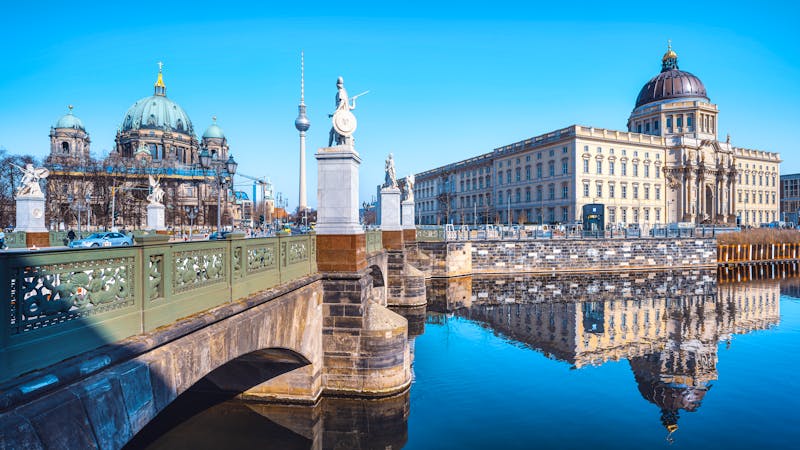 Berliner Dom und das neue Stadtschloss mit Humboldt Forum - ©frank peters - stock.adobe.com