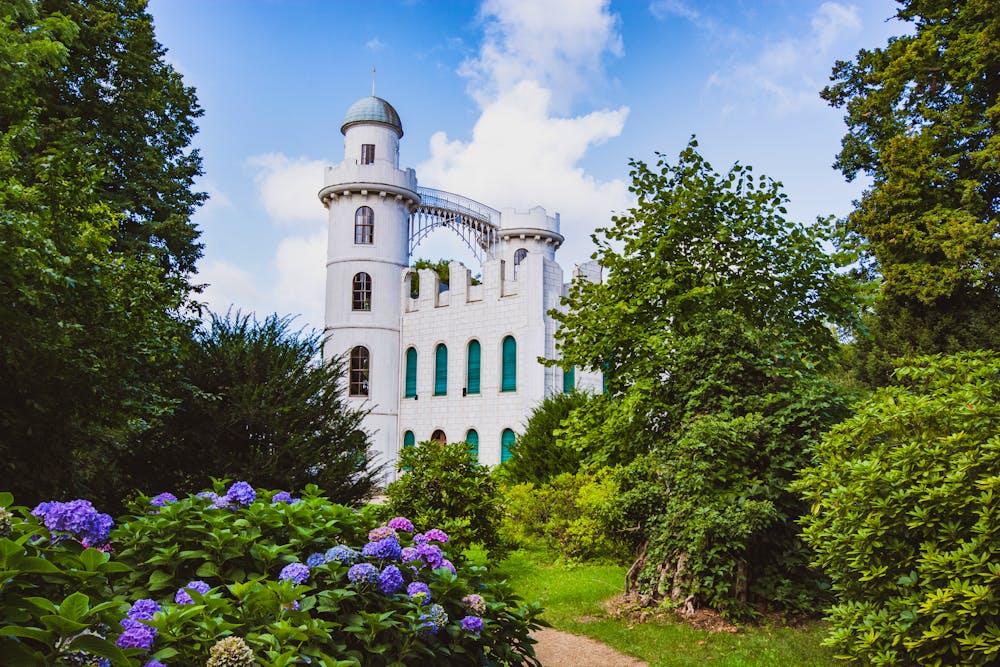 Berlin - Schloss auf der Pfauninsel im Wannsee &ndash; &copy; Julia - stock.adobe.com