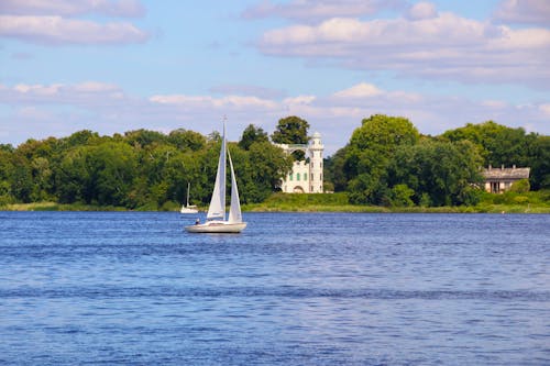 Wannsee in Berlin - Blick auf die Pfaueninsel mit Schloss &ndash; &copy; Ina Meer Sommer - AdobeStock.com