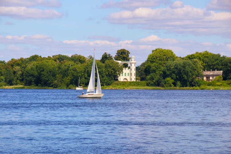 Wannsee in Berlin - Blick auf die Pfaueninsel mit Schloss - &copy;Ina Meer Sommer - AdobeStock.com