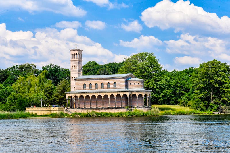 Havelseen bei Potsdam - Heilandskirche am Hafen vom Park Sacrow  - &copy;Carsten Böttinger - AdobeStock.com