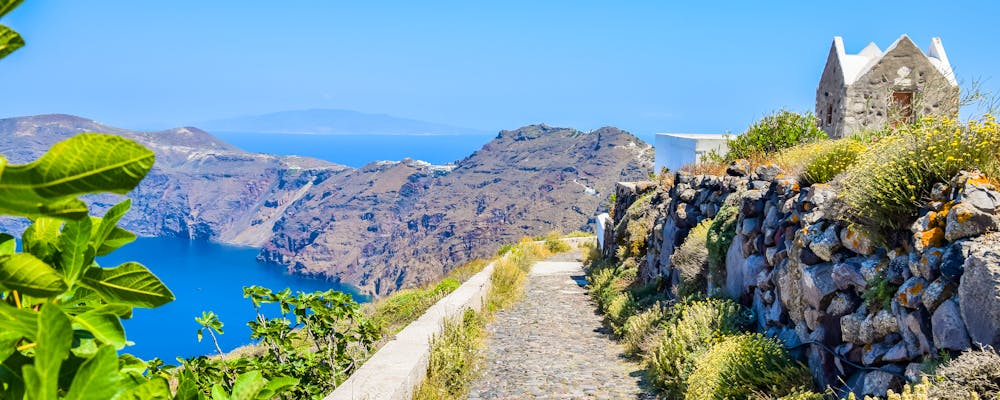 Wanderweg Fira to Oia auf der Insel Santorin im Mittelmeer – © Nicole Kwiatkowski - stock.adobe