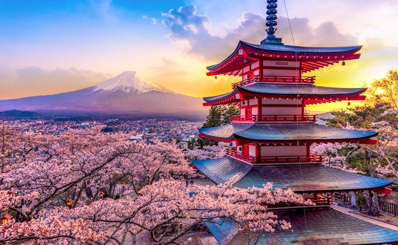 Japan zur Kirschblüte - Blick auf die Chureito-Pagode in Fujiyoshida und den Fuji-Berg - ©Travel mania - stock.adobe.com