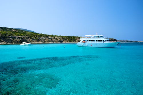 Schiff in der Blauen Lagune an der Akamas-Halbinsel - Zypern &ndash; &copy; windu - stock.adobe.com