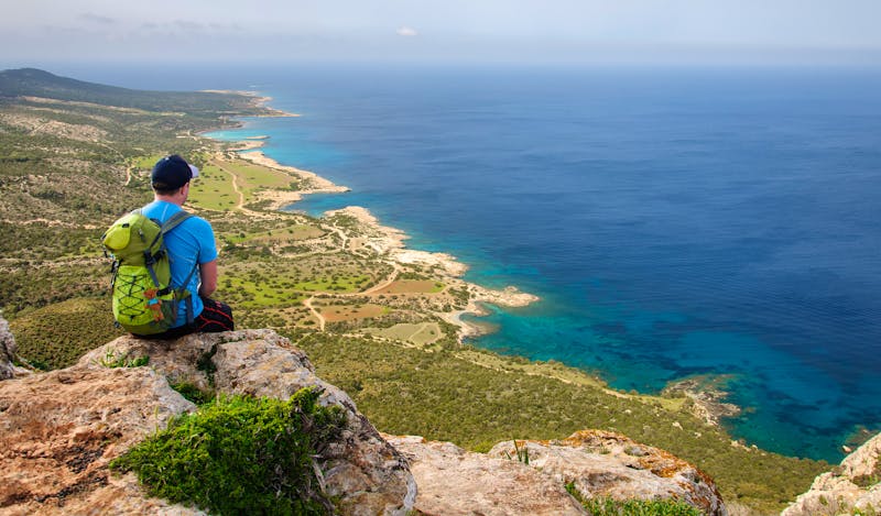 Wanderer auf der Akamas-Halbinsel blickt auf das Mittelmeer - Zypern - ©tns2710 - stock.adobe.com