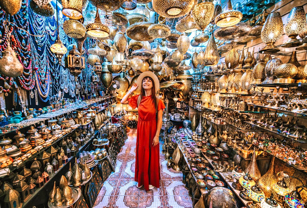 junge Frau besucht den Basar in Marrakesch - Marokko &ndash; &copy; Davide Angelini - stock.adobe.co