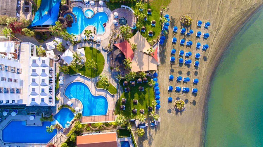 Hotel Lordos Beach in Larnaca - Hotelanlage von oben – © Lordos Beach Hotel