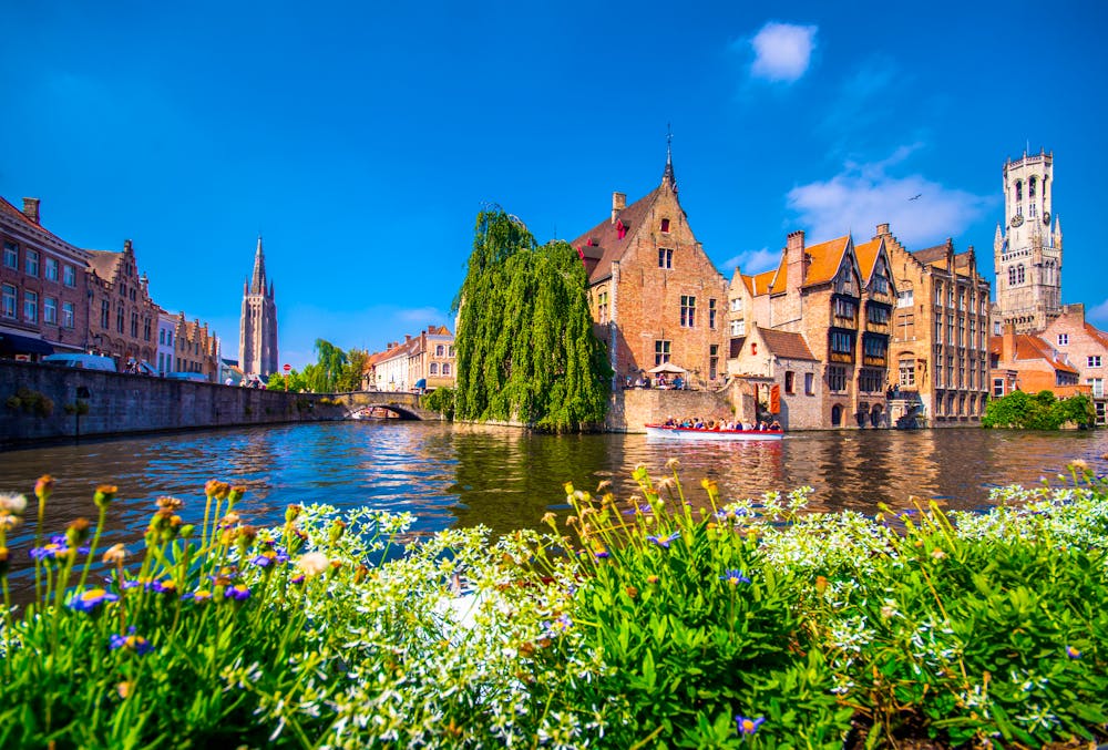 Brügge - Rozenhoedkaai-Kanal, Perez de Malvenda-Haus und Belfort-Turm &ndash; &copy; gatsi - AdobeStock.com