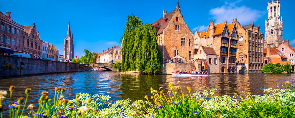 Brügge - Rozenhoedkaai-Kanal, Perez de Malvenda-Haus und Belfort-Turm – © gatsi - AdobeStock.com