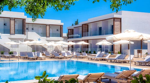 Außenansicht mit Pool – © Lavris Hotel Aelius