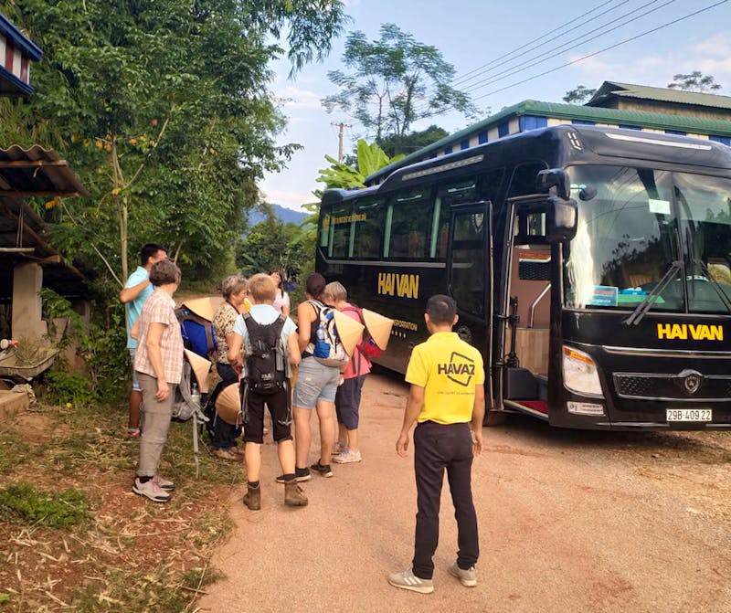 Unser Reisebus in Vietnam - auf der Fahrt nach Mai Chau - ©Elena Hinz - Eberhardt TRAVEL