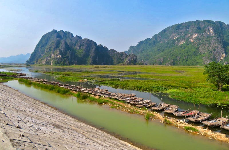 Traditionelle Sampan-Holzboote in der Trockenen Halong-Bucht - ©Elena Hinz - Eberhardt TRAVEL