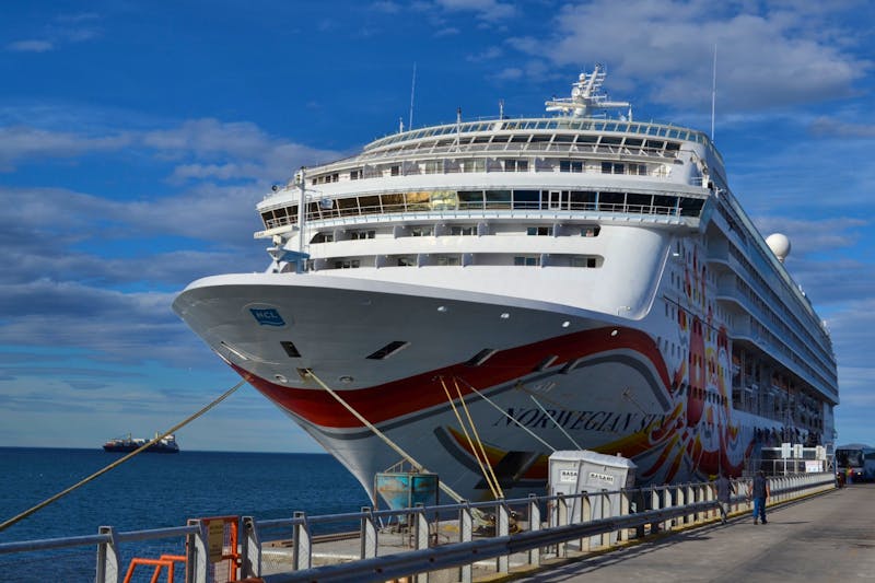 Die Norwegian Sun im Hafen von Puerto Madryn - &copy;Andreas Wolfsteller - Eberhardt TRAVEL