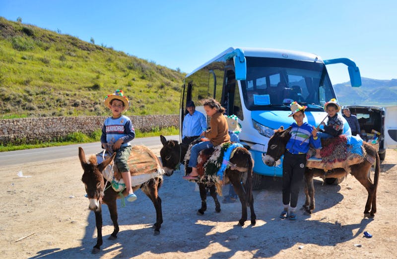 Kinder an unserem Reisebus in Marokko - ©Gina Egenolf - Eberhardt TRAVEL