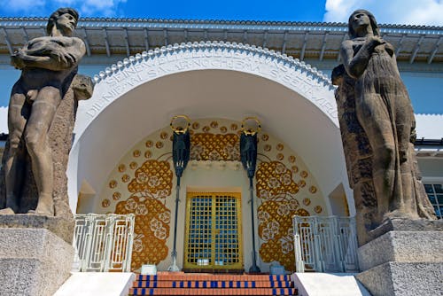 Eingangsportal zum Ateliergebäude auf der Mathildenhöhe Darmstadt &ndash; &copy; Achim Rolka - stock.adobe.com