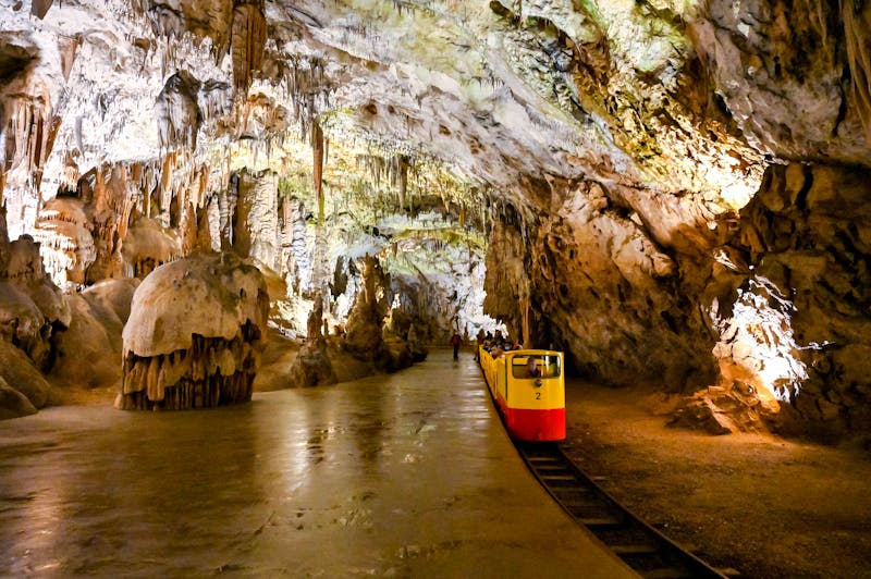Grubenbahn in die Höhlen von Postojna - Adelsberger Grotten - ©alexanderuhrin - stock.adobe.com