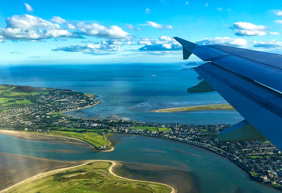 Blick auf Dublin vom Flugzeug – © carolindr18 - stock.adobe.com