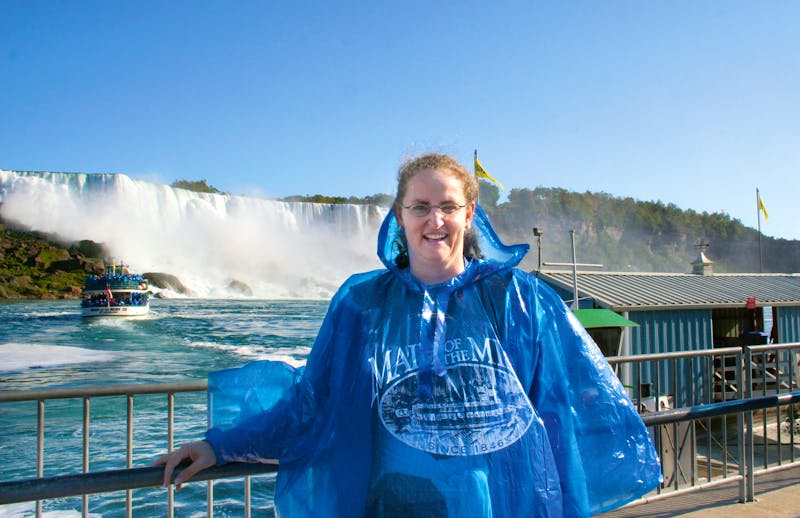 Mit Regencape ausgestattet geht's zur Bootsfahrt an den Niagara-Fällen - ©Eberhardt TRAVEL - Kristin Weigel