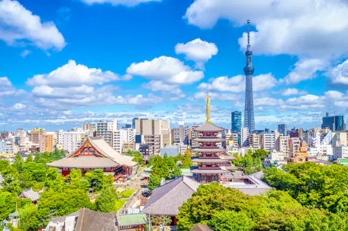 Tokio - Skyline mit Senso-Tempel und Sky Tower &ndash; &copy; Richie Chan - stock.adobe.com