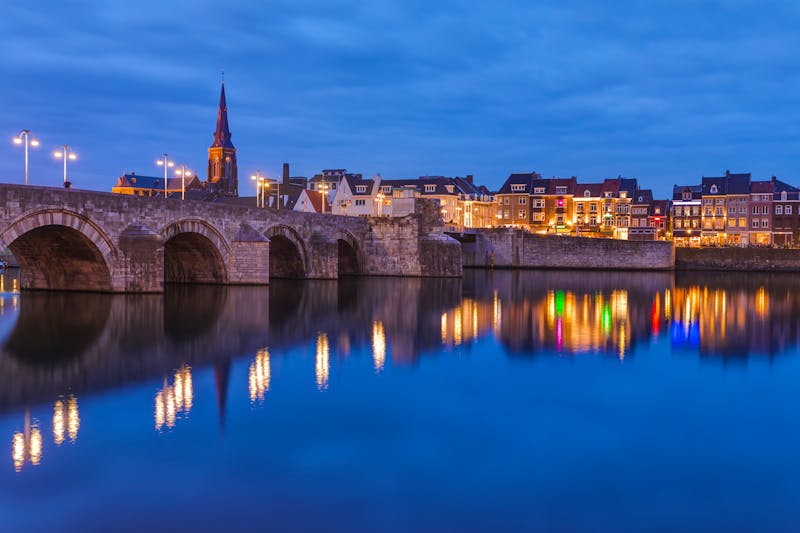 Maastricht bei Nacht - Blick auf die St. Servatius-Brückeund die Maas - ©Nikolai Sorokin - stock.adobe.com