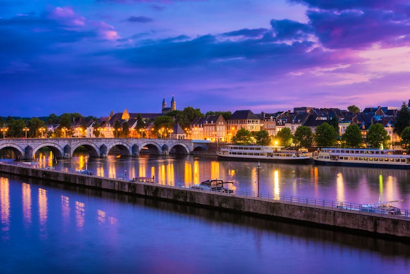 Maastricht bei Nacht - Blick auf die St. Servatius-Brücke und die Maas - ©allard1 - stock.adobe.com
