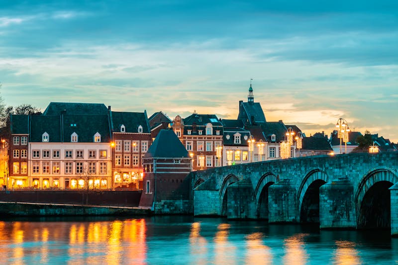 Maastricht bei Nacht - Blick auf die St. Servatius-Brücke und die Maas zur Weihnachtszeit - ©Martin Bergsma - stock.adobe.com