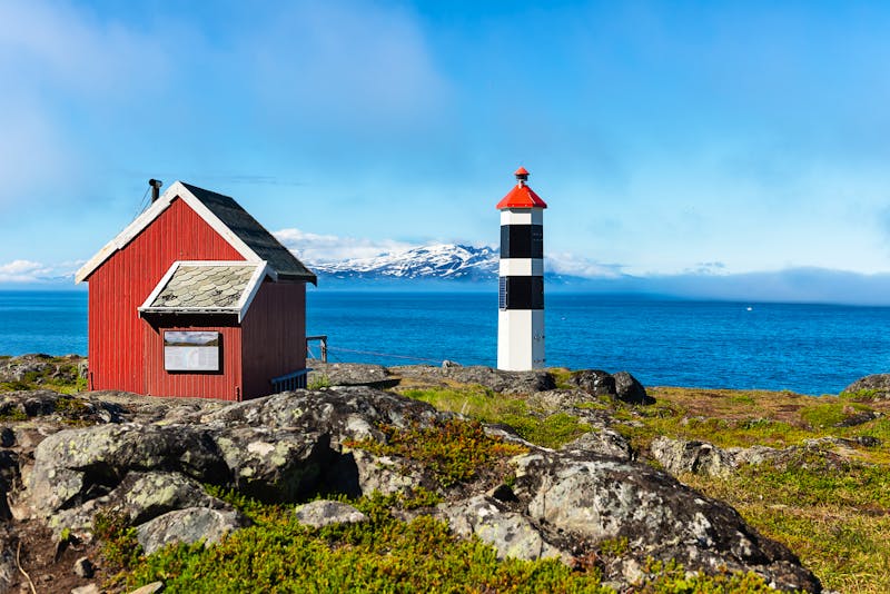 Norwegische Küste Lyngenfjord  - ©Nina Kostamo - stock.adobe.com