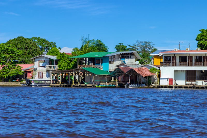 Häuser am Fluss in Tortuguero  - ©Alejandro - stock.adobe.com