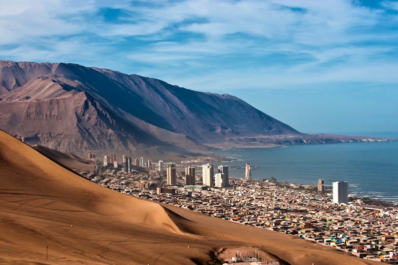 Iquique - Bick auf die Satdt am Pazifik und die Dünen der Umgebung - &copy;Kseniya Ragozina - stock.adobe.com
