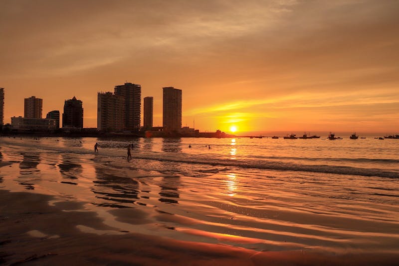 Iquique - Abendsonne am Strand - &copy;Rodolfo - stock.adobe.com