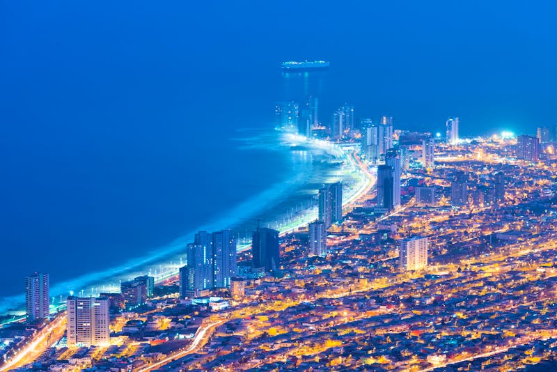 Iquique - Panoramablick auf das Lichtermeer in der Nacht - &copy;Jose Luis Stephens - stock.adobe.com