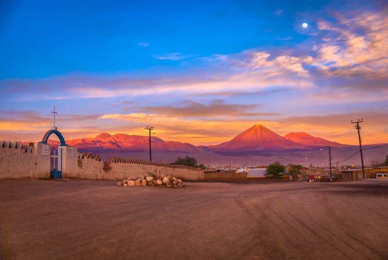 San Pedro de Atacama bei Sonnenuntergang - Vulkan Licancabur im Hintergrund - ©mbonaparte - stock.adobe.com
