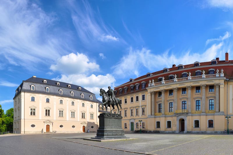 Weimar - Platz der Demokratie und Herzogin Anna Amalia Bibliothek - ©Henry Czauderna - stock.adobe.com