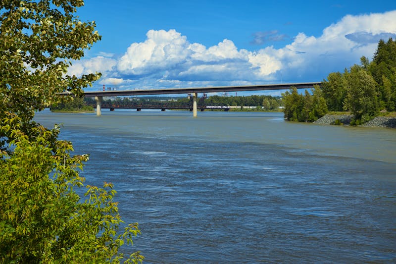 Straßenbrücke und Eisenbahnbrücke über den Fraser River bei Prince George - ©kstipek - stock.adobe.com