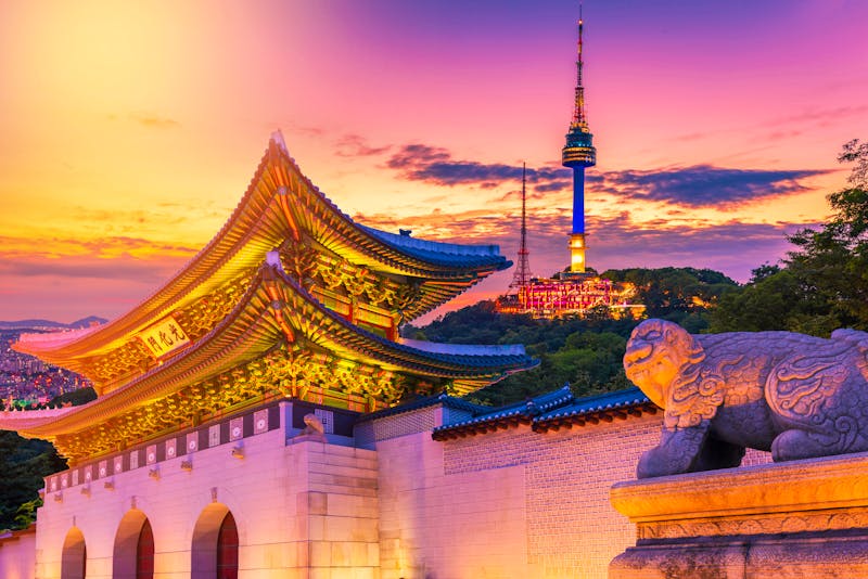 Seoul - Gyeongbokgung-Palast und N-Tower bei Sonnenuntergang - ©CJ Nattanai - stock.adobe.com