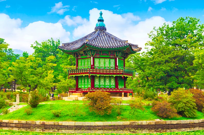 Seoul - Hyangwonjeong-Pavilion im Gyeongbokgung-Park - ©kampon - stock.adobe.com