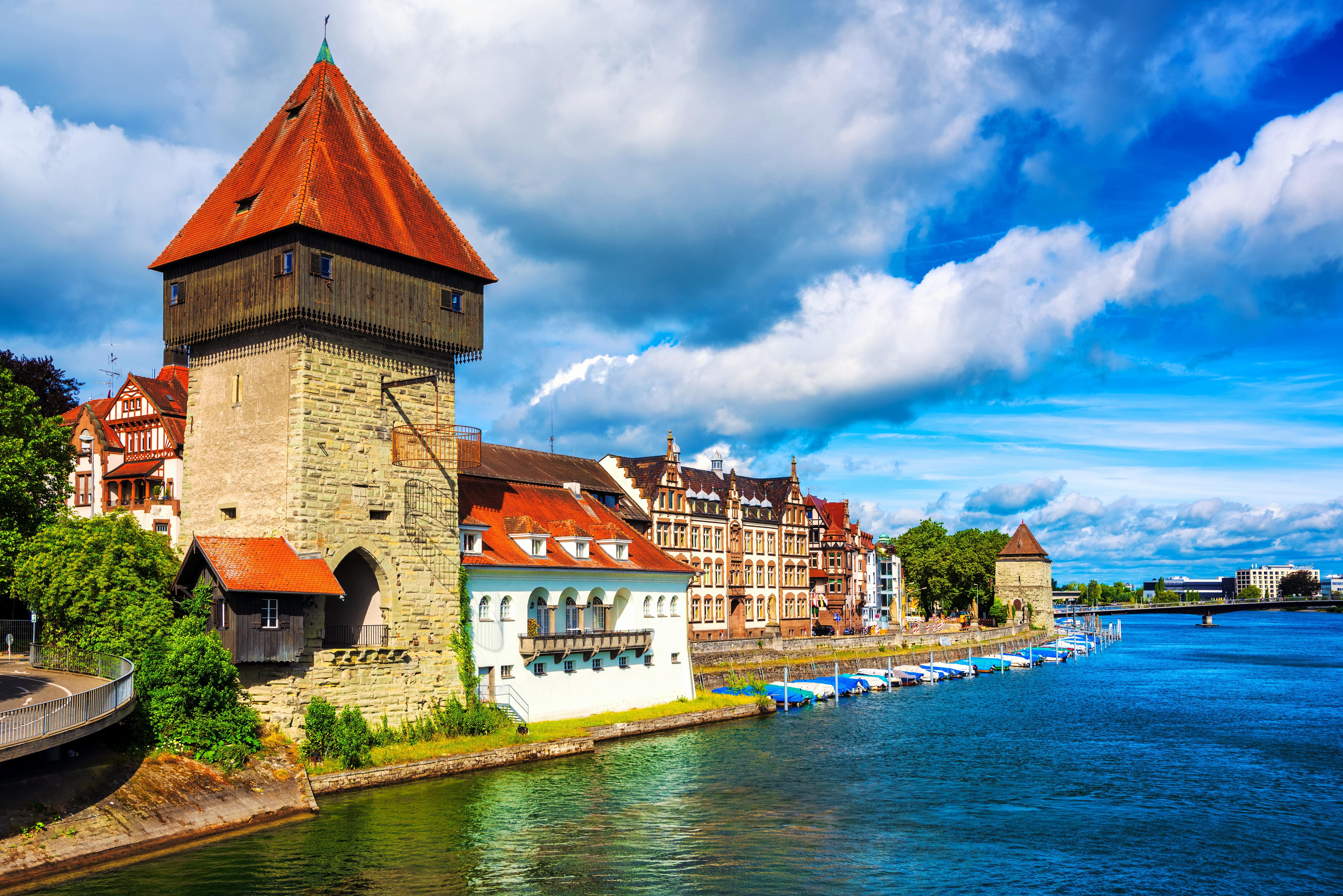 Konstanz - der mittelalterliche Rheintorturm am Rheinzufluss in den Bodensee &ndash; &copy; Boris Stroujko - stock.adobe.com
