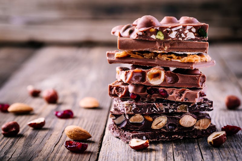 Schokolade - verschiedenste Sorten gestapelt - ©nblxer - adobeStock.com