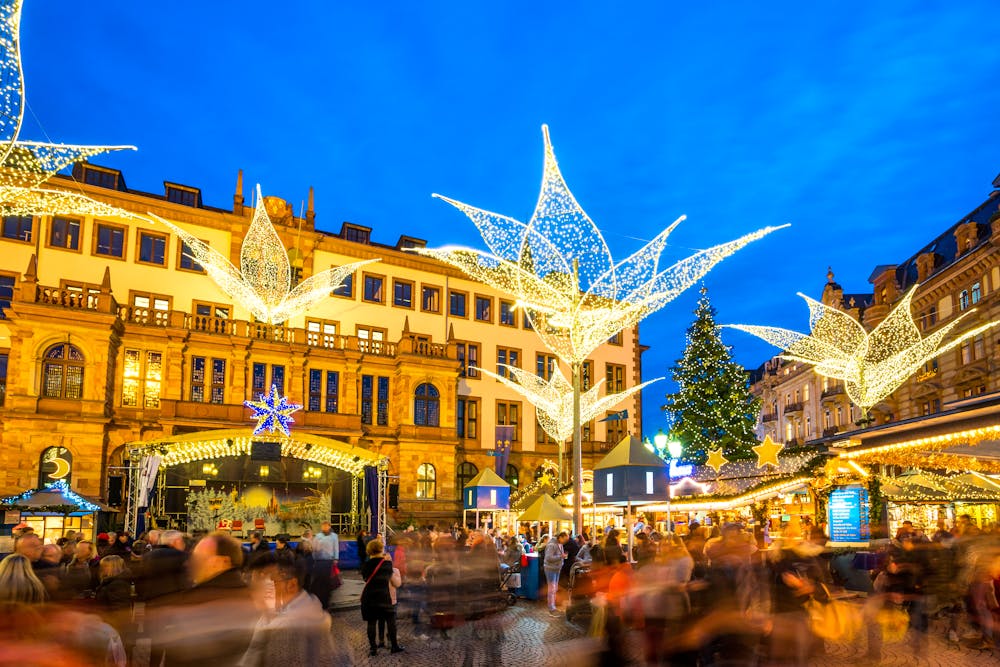 Wiesbaden im Advent - Sternschnuppenmarkt in der Altstadt &ndash; &copy; Sina Ettmer - stock.adobe.com