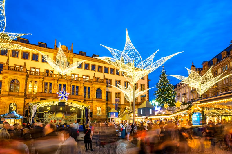 Wiesbaden im Advent - Sternschnuppenmarkt in der Altstadt - ©Sina Ettmer - stock.adobe.com